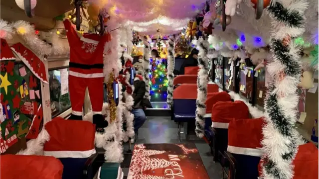 부산에서 볼 수 있는 산타 버스 내부