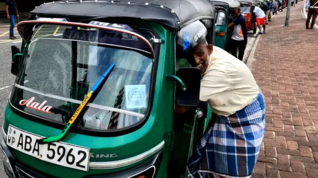 શ્રીલંકામાં આર્થિક સંકટ વચ્ચે ઈંધણ મળવું મુશ્કેલ બન્યું છે