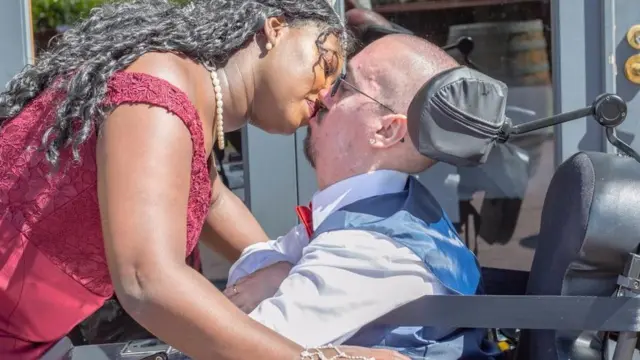 Bwana Philiph hawezi kutumia mikono yake wala miguu yake na hata sehemu ya shingo yake