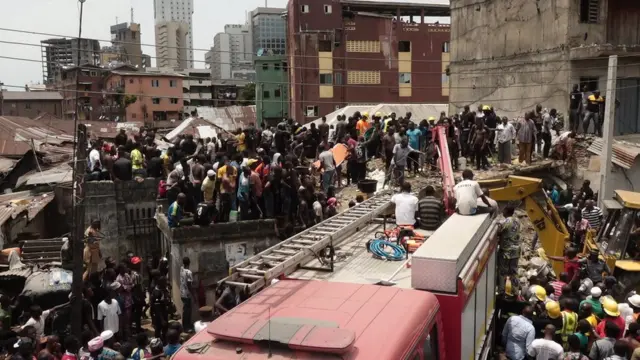 Ndị gbatagbata ebe ha na-azọ ndị merụrụ ahụ n'ụlọ dara na Legọs