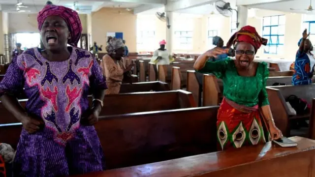 নাইজেরিয়ার লেগোসে এক গির্জায় করোনা ভাইরাস নিয়ে প্রার্থনা। সেখানে গির্জা, মসজিদ সর্বত্র আলোচনা এখন একটাই।