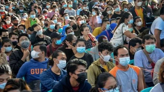 Masyarakat mengantre mendapat vaksin covid buatan AstraZeneca di Denpasar, Bali, (26/06).