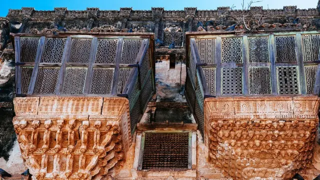 2001ના ભૂકંપમાં આયનામહેલને નુકસાન થયું હતું