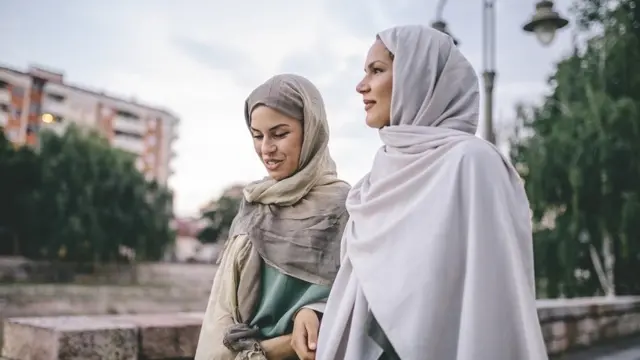 Dve prijateljice na ulici