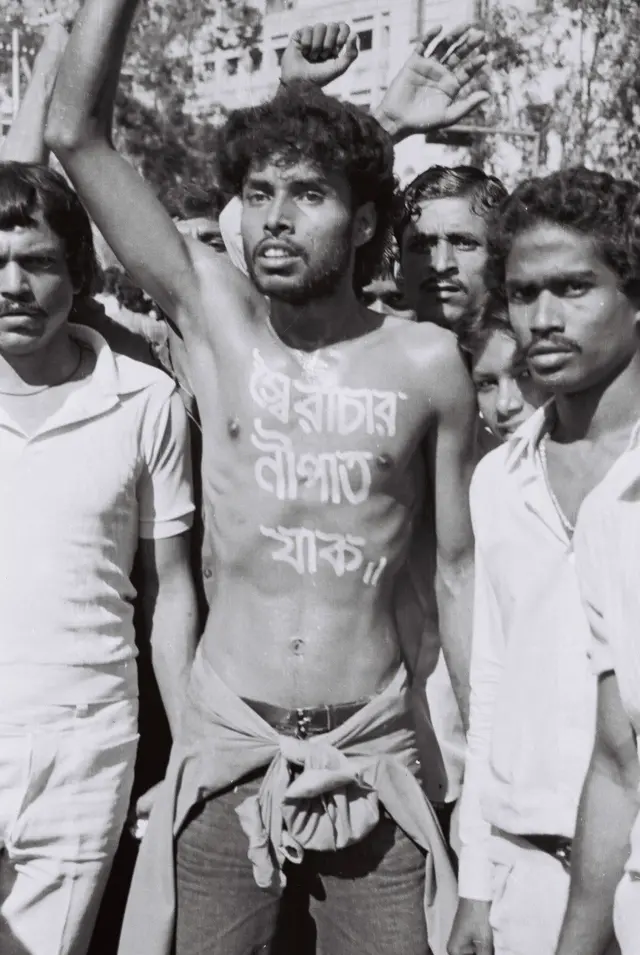 নূর হোসেন যেন ছিলেন এক জীবন্ত পোস্টার, তাকে ঘিরেই ভিড় করছিল জনতা