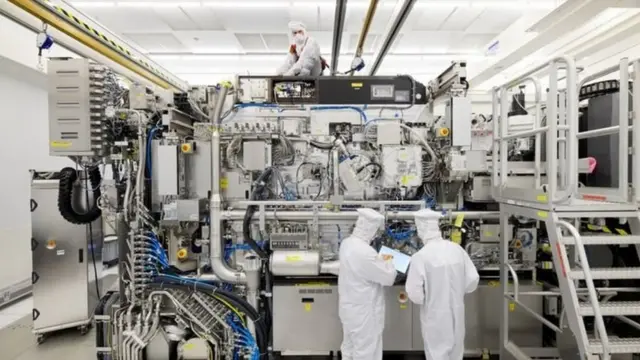 محتویات دستگاه ان‌ایکس۳۴۰۰ شرکت ای‌اس‌ام‌ال هنگام استفاده با قطعات فلزی پوشیده می‌شود