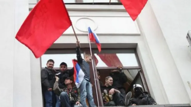 Прихильники ЛНР із прапорами СРСР і Росії