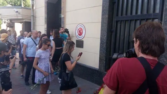 люди у посольства Турции в Москве