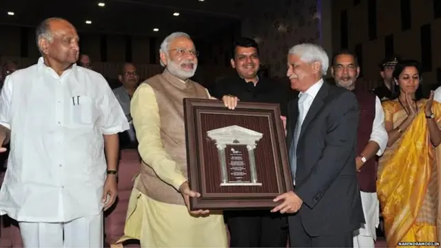 नरेंद्र मोदींनी 2015मध्ये बारामतीतल्या कृषी विज्ञान केंद्राला भेट दिली होती.