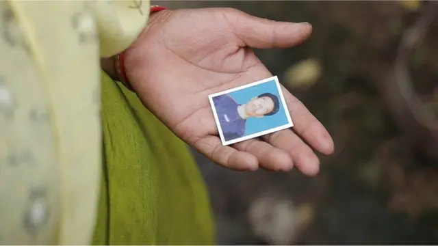 हाथ में फोटो