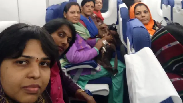 तृप्ती देसाई आणि त्यांच्या सहकारी