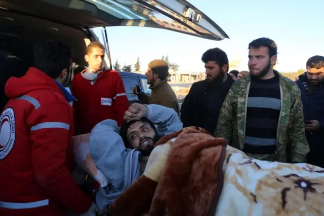 Los heridos fueron trasladados en ambulancia.