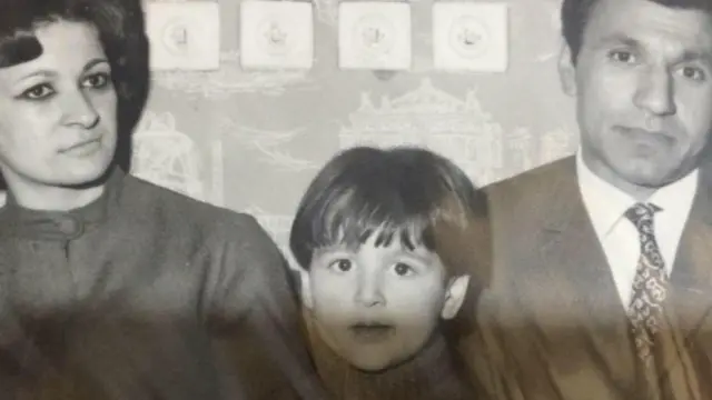 دینا یک و سال نیم بود که بیماری فلج اطفال به سراغش آمد