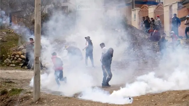 Pendukung Evo Morales bentrok dengan polisi di La Paz pada hari Senin (11/11)