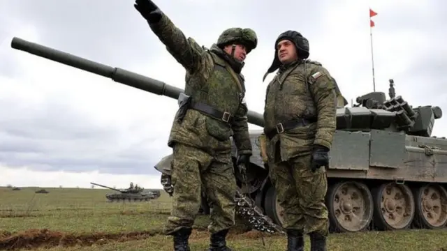 Російські військові біля танка