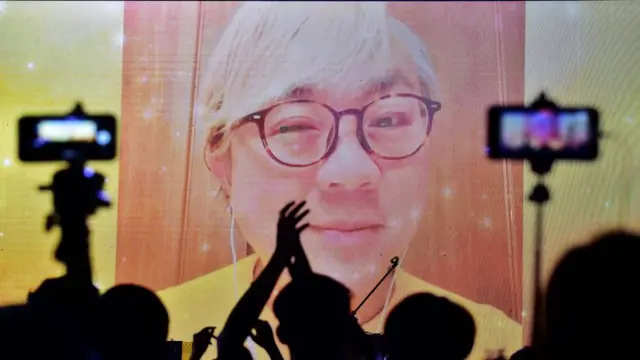 คลิปวิดีโอของ ปวิน ชัชวาลย์พงศ์พันธุ์ ที่ประกาศสนับสนุนข้อเรียกร้องของทนายอานนท์ว่าด้วยการพูดถึงปัญหาของสถาบันกษัตริย์อย่างตรงไปตรงมา โดย "ไม่จาบจ้วง" เรียกเสียงปรบมือจากผู้ชุมที่ มธ.