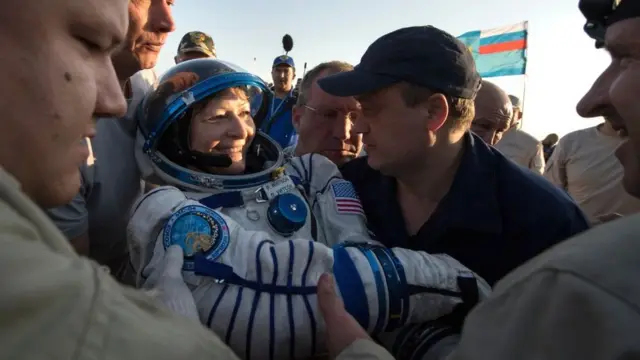 Astronauta Peggy Whitson sorrindo logo após o pouso na Terra