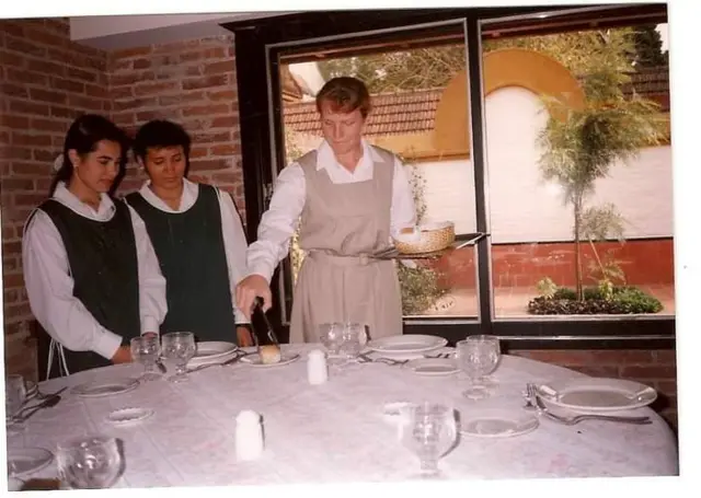 Clases prácticas en la llamada "escuela de mucamas" del Opus en los años 2000.