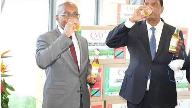 Les ministres malgache et tanzanien de la sante dégustant du Covid Organics