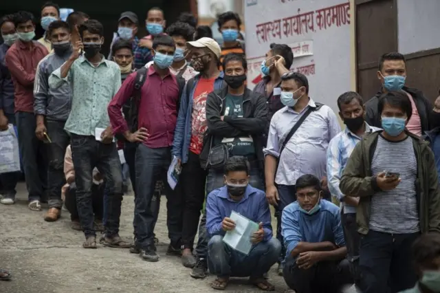 कोभिड खोप लिनेको भिड