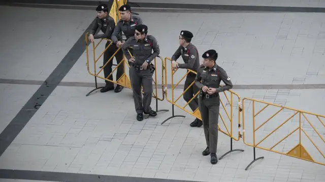 ภาพกลุ่มนายตำรวจหนุ่มขณะทำหน้าที่เมื่อเดือน ก.ย. ที่ผ่านมา