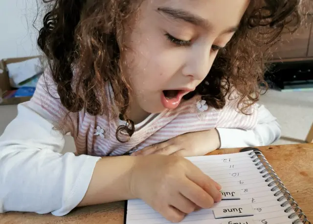 딸 조이는 원격 보모에게 익숙해지기 위해 몇 번의 세션을 가졌다