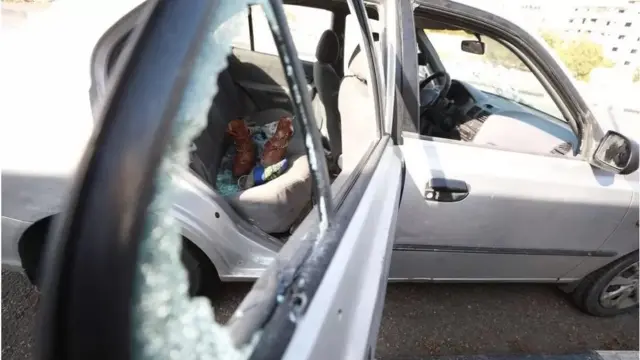 يقول الجيش الإسرائيلي إن جنوده فتحوا النار بعد أن انطلقت السيارة نحوهم