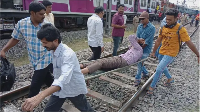 గాయపడినవారిని ఆస్పత్రికి తరలిస్తున్నారు