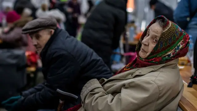 पोलैंड सीमा पर एक टेंट में आराम करते यूक्रेनी बुज़ुर्ग. देश छोड़कर जाने वालों में बुज़ुर्ग भी बड़ी तादाद में शामिल हैं