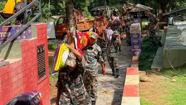राहत सामग्री आउँदै