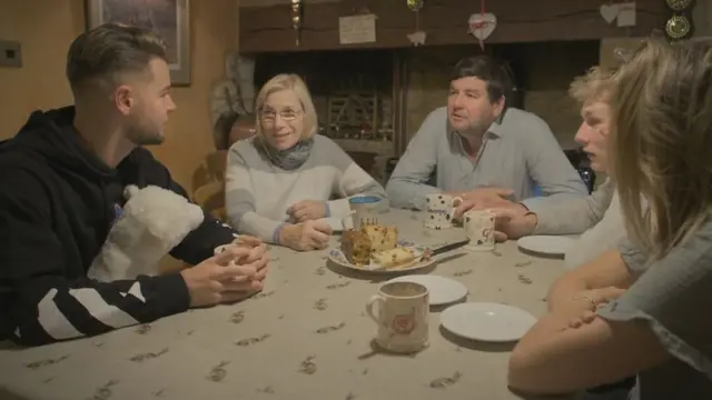 বেন তার বন্ধুদের সাথে শুক্রাণুর স্বাস্থ্য নিয়ে কথা বলেছেন