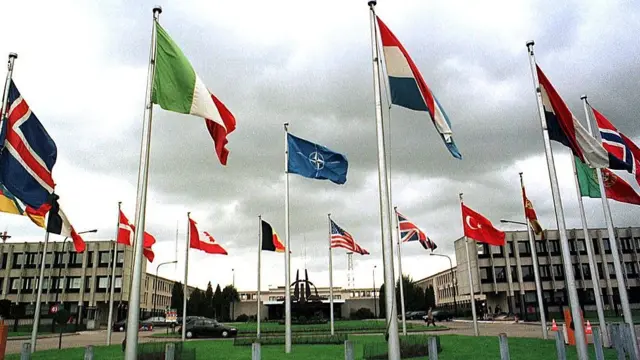 پرچم‌های اعضای ناتو در خارج از مقر ائتلاف در بروکسل
