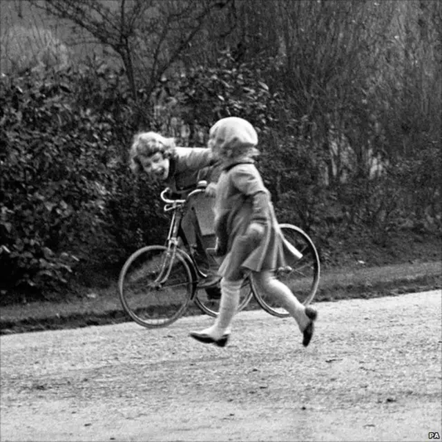 Şahzadə Elizabeth velosipeddə