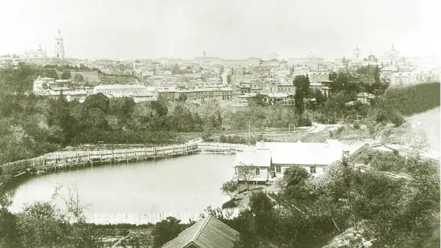 На такому крутоярі вул. Банкової (на передньому плані справа) ніхто не наважувався будувати. Тому вартість ділянки періодично знижувалася