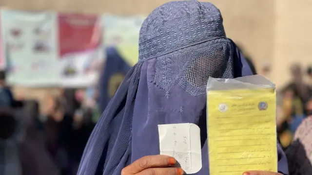 أشخاص يصلون لحضور ندوات صحية تعقدها وزارة الصحة التابعة لحركة طالبان في قرى ولاية قندهار في أفغانستان في 12 ديسمبر 2021