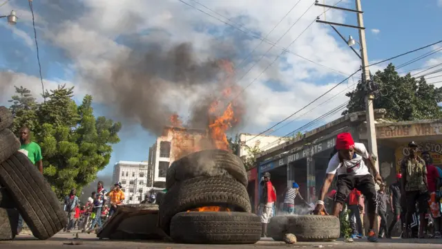 Los manifestantes incendiaron neumáticos para cerrar varias de las vías principales de las ciudades haitianas.