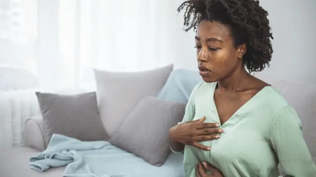 Nwaanyị ara ya na-afụ ya ụfụ