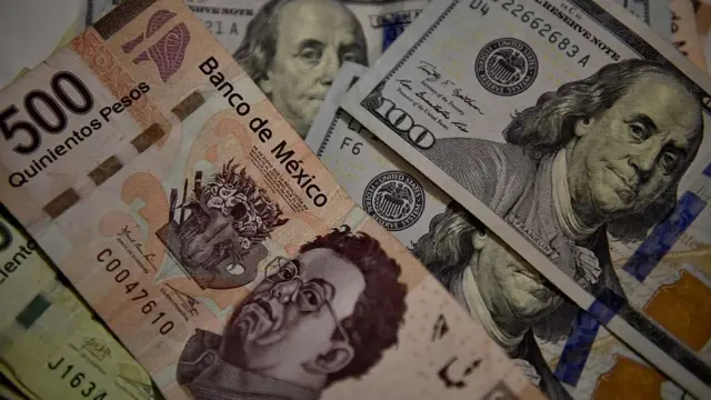 Billetes de pesos mexicanos y de dólares.