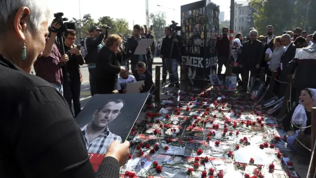 Anma töreninde katılanlar, kaybettikleri yakınlarının fotoğraflarını taşıdı, yerlere karanfiller bırakıldı.