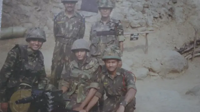 लेफ़्टिनेंट विजयंत थापर सबसे दाएं बैठे हुए