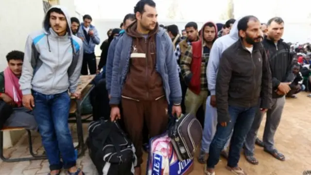 हज़ारों की तादाद में पंहुच रहे हैं शरणार्थी