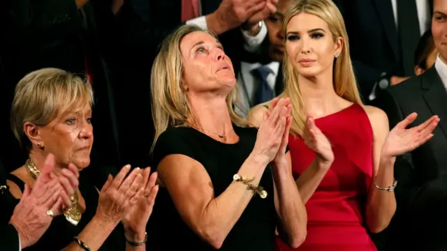 Carryn Owens recibe un aplauso en el Capitolio