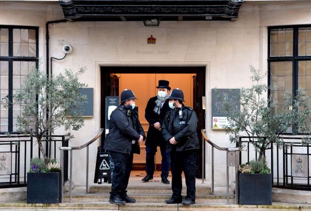 ضباط من الشرطة يقفون خارج مبنى مستشفى الملك إدوارد السابع في لندن، حيث يتلقى الأمير فيليب العلاج من وعكة صحية ألمت به.