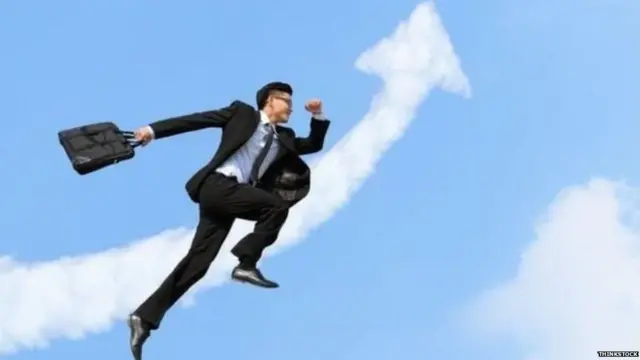 નોકરી મળ્યાનો આનંદ વ્યક્ત કરી રહેલ ઉમ્મેદવારની પ્રતીકાત્મક તસ્વીર