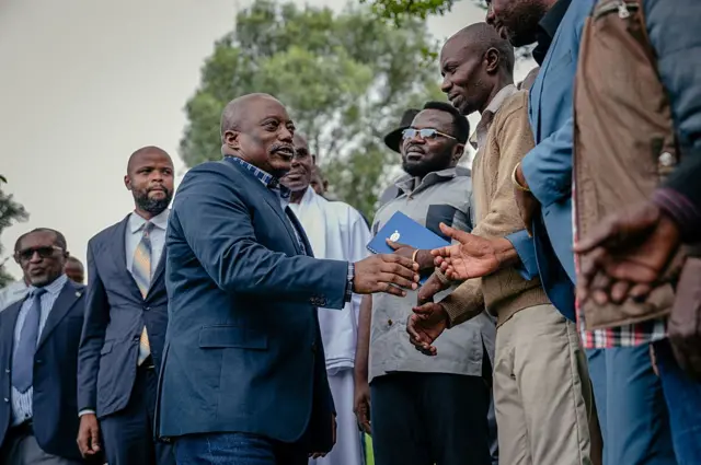 L'ancien président de la République démocratique du Congo, Joseph Kabila, en costume bleu, salue les chefs traditionnels après une réunion dans l'une de ses résidences à Goma, le 30 mai 2025.