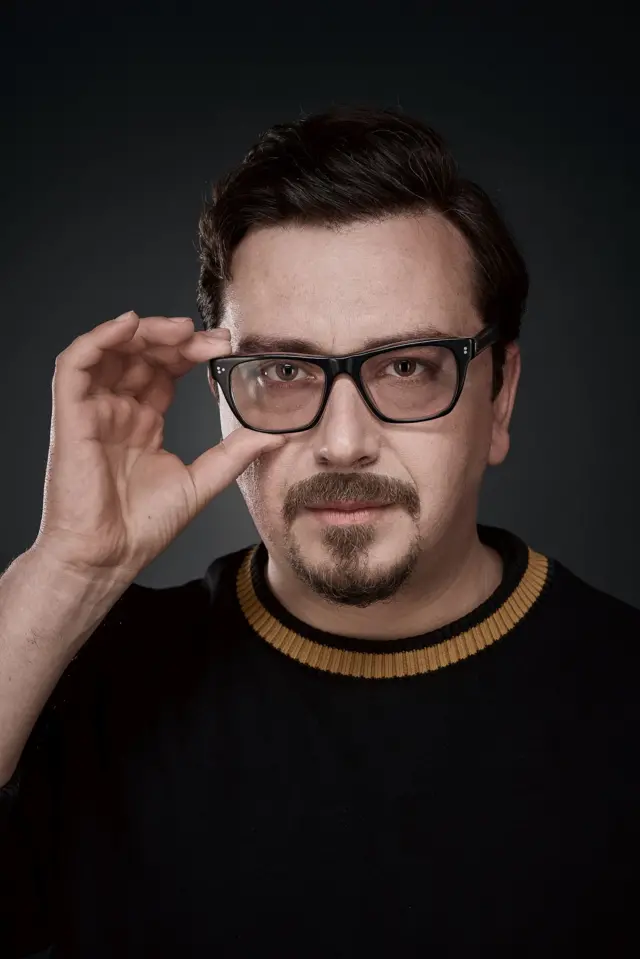 Davide Bori pridržava okvir naočara za vid