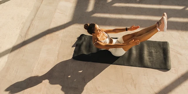 Une femme sur un tapis de sport
