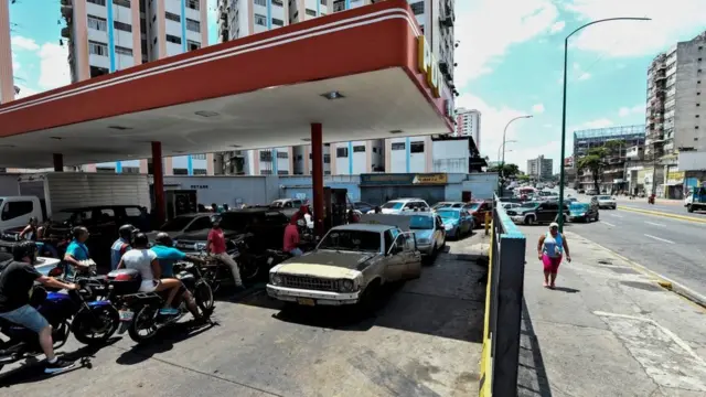 Başkent Caracas'ta bir benzin istasyonu