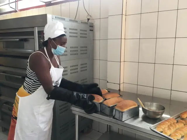 Florence Nyirakimonyo ari gutunganya imigati ivuye mu ifuru