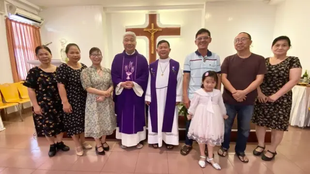 Gia đình bà Phạm Thanh Nghiên tại nhà thờ ở Sài Gòn trước khi lên đường sang Mỹ